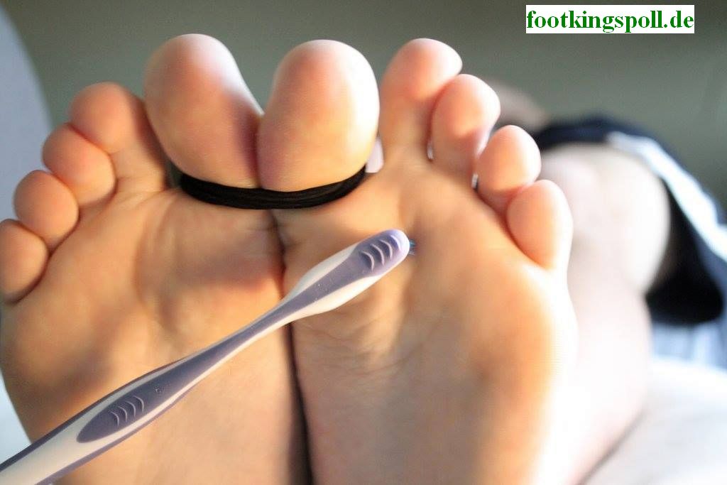 A new young American FootKing is Master Fabien with very ticklish feet. 